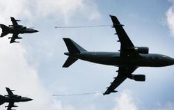 Ein Tankflugzeug und zwei Tornados der Bundeswehr im Formationsflug: Die Bundeswehr in ist in den Luftkrieg gegen den IS eing