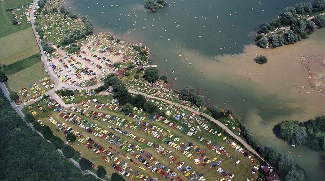 Da war was los: Manfred Grohes Luftaufnahme zeigt den Kirchentellinsfurter Baggersee an einem heißen Tag im Juli 1983.  FOTO: GR