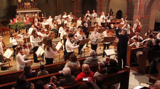 Vivaldi machte den Auftakt. Unter Dirigent Wolfhard Witte sorgte das Schulorchester für einen stimmungsvollen Konzert-Start.   FOTO: KOZJEK