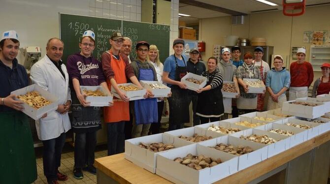 Strahlende Augen bei den stolzen Bäckern: Die Schüler haben über 100 Kilogramm Weihnachtsgebäck produziert. FOTO: SEITZ
