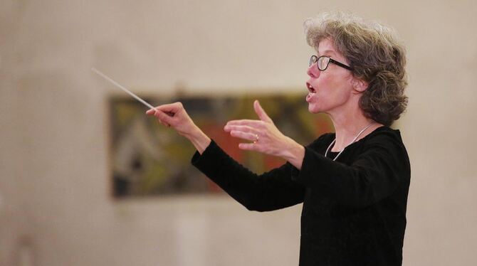Pfullingens Kantorin Dorothee Berron bei der Arbeit: Hier dirigiert sie die Aufführung des Oratoriums »Elias« in der Riedlinger