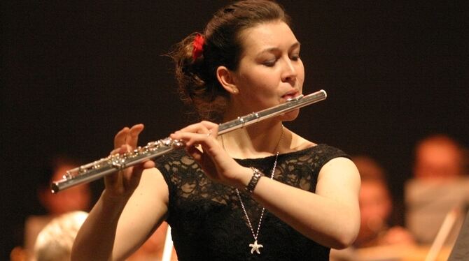 Flötistin Amelie Schirmer als Solistin im Silvesterkonzert. FOTO: ADRIAN KNAUER