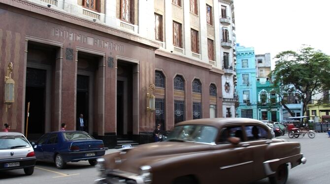 ARCHIV. Alte amerikanische Straßenkreuzer und alte Gebäude prägen das Straßenbild von Havanna.