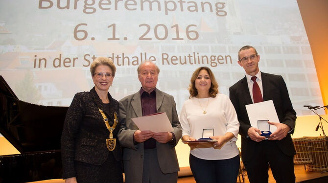 Barbara Bosch mit den drei Auserwählten, die dieses Jahr die Bürgermedaille erhielten: Werner Wunderlich (Zweiter von links), Je