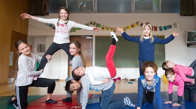 Das klappt schon prima: Akrobatik ist fester Bestandteil des Programms, das morgen ab 12.15 Uhr im Zirkus Relaxx beklatscht werd