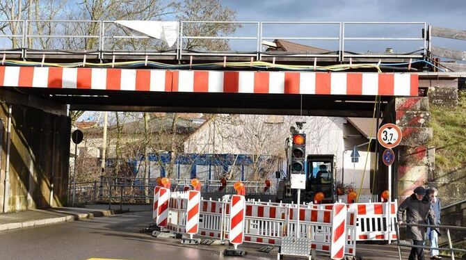 Die Arbeiten an der Eisenbahnbrücke in der Julius-Kemmler-Straße dauern voraussichtlich noch bis Mai. GEA-FOTO: PACHER