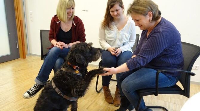 Gib Pfötchen! Therapiegruppe mit Hund: (von links) Krankenschwester Stefanie Köhler, Jana Rilling (Bufdi) und Ewa Ciepluch (Prak