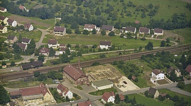 Sondelfingen, Hohenschildstraße und Schelmenreuteweg: Die Putzwollfabrik (heute Matratzenmanufaktur) Groll dominiert mit einem E