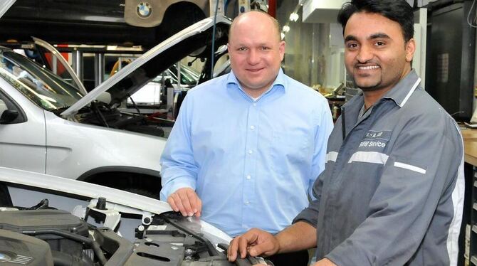 Muhammad Ahsan Atif kennt sich aus mit moderner Fahrzeugtechnik. Thomas Armbruster, kaufmännischer Leiter des Menton Automobilce