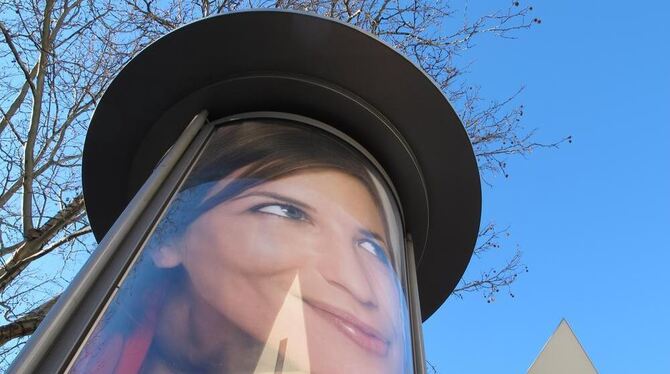 Moderne Litfaßsäulen wie diese hier am Reutlinger Albtorgplatz präsentieren die Werbung vornehm hinter Glas.	GEA-FOTO: ZEN