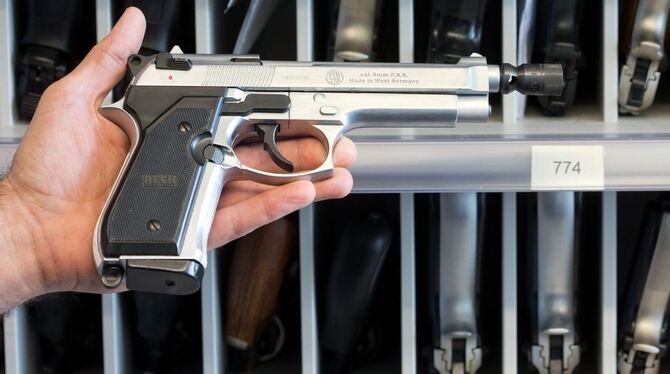 Ein Beamter zeigt in der Waffenkammer des Landeskriminalamtes in Rampe (Mecklenburg-Vorpommern) eine Schreckschusswaffe 9mm PAK.
