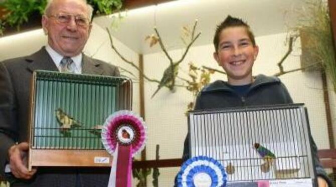 Der älteste und der jüngste aktive Züchter im Kreisverein: Wilhelm Neu (88) und Dominik Reiner (12) mit ihren Siegervögeln. FOTO
