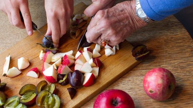 Tagesgruppe und Alten-WG: Gemeinsam kochen oder zusammen Obst schneiden sind Tätigkeiten, die so mancher Senior noch leisten kan