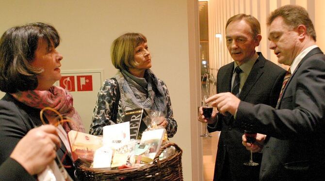 Von links: Harald und Karen Leisentritt (500  000. Besucher), Heiner und Irmgard Wezel (499  999. Besucher), Stadthallen-Geschäf