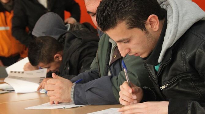 Flüchtlinge beim »Sprachstandstest«. FOTO: LEISTER