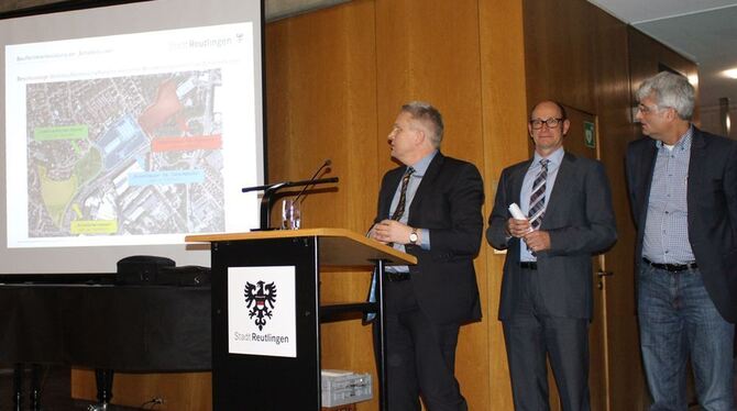 Robert Hahn (von links), Klaus Kessler und Stefan Dvorak erläutern die Pläne. FOTO: SPIESS