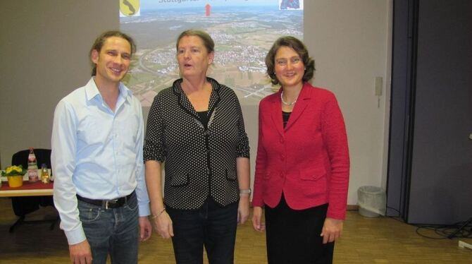 Gernot Bohnenberger und Monika Firsching vom Kreisgesundheitsamt ziehen zusammen mit Bürgermeisterin Silke Höflinger (rechts) an