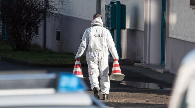 Ein Kriminalbeamter der Spurensicherung untersucht in Villingen-Schwenningen vor einer Flüchtlingsunterkunft den Tatort. Unbekan