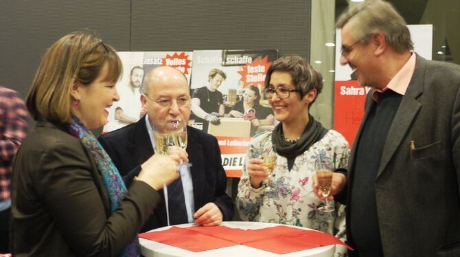 Sekt statt Selters (von links): die Tübinger Linken-Bundestagsabgeordnete Heike Hänsel, Stargast Gregor Gysi, Kreisrätin Margrit