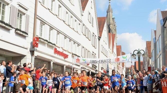 Der Stadtlauf – hier sind die Schüler am Start – gehört zu Reutlingens beliebtesten Sportevents.  ARCHIV-FOTO: TRINKHAUS