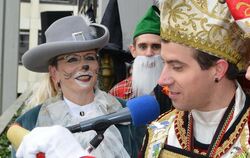 Prinz Christian liest der Oberbürgermeisterin alias Kater Mikesch die Leviten.