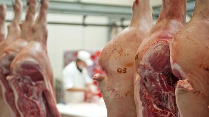 Schweinehälften in einer Großfleischerei bei Chemnitz. Mit 8,22 Millionen Tonnen wurde im vergangenen Jahr in Deutschland so