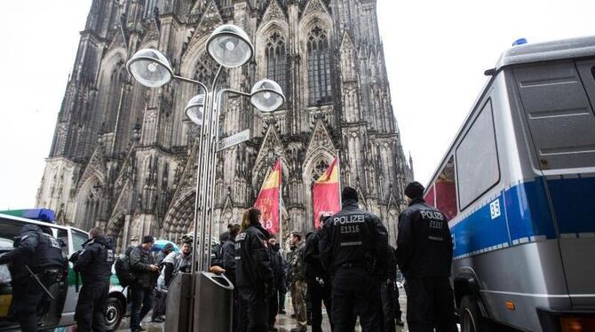Polizisten vor dem Kölner Dom. Der Karneval findet in diesem Jahr unter erhöhten Sicherheitsvorkehrungen statt. Foto: Maja Hi