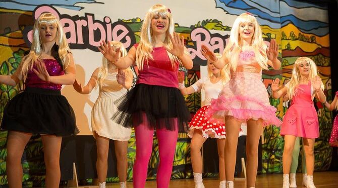 Rosarote Choreografie: die Mittlere Garde mit ihrem »Barbie«-Showtanz. FOTO: LEUSCHKE
