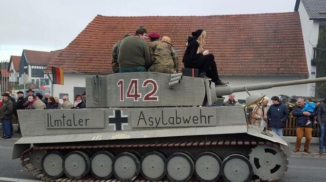 Der als Panzer dekorierte Wagen mit der Aufschrift »Ilmtaler Asylabwehr« bei einem Faschingsumzug in Bayern ist ein Fall für