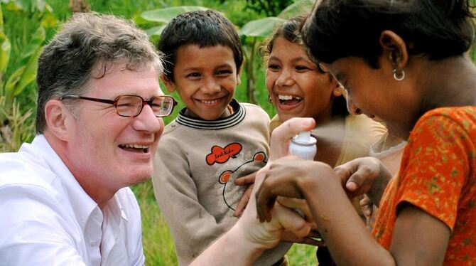 Sozial engagiert: Roger Willemsen 2009 als CARE-Botschafter bei Kindern im krisengeschüttelten Nepal. FOTO: DPA