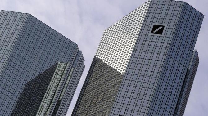 Am Montag waren im Handelsverlauf sowohl die Deutsche-Bank-Aktien auf ein Rekordtief gestürzt als auch die Kurse für Anleihen