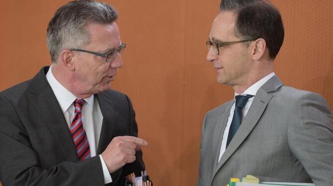 Innenminister Thomas de Maiziere (l) und Justizminister Heiko Maas im Bundeskanzleramt in Berlin. Foto: Rainer Jensen/Archiv
