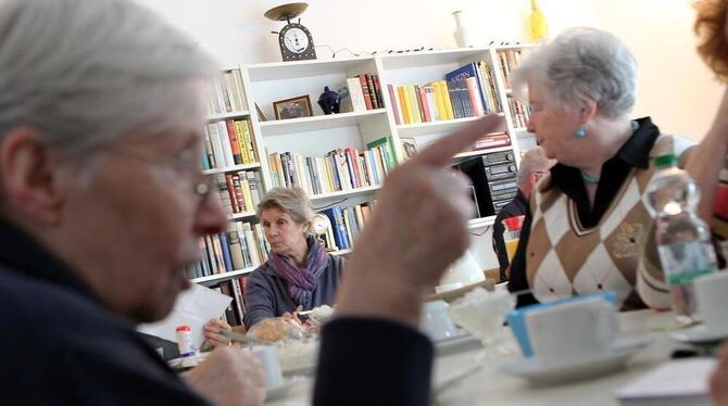 Raus aus der Einsamkeit: Senioren-WGs können eine Alternative zum klassischen Altenwohn- und auch zum Pflegeheim sein. FOTO: DPA