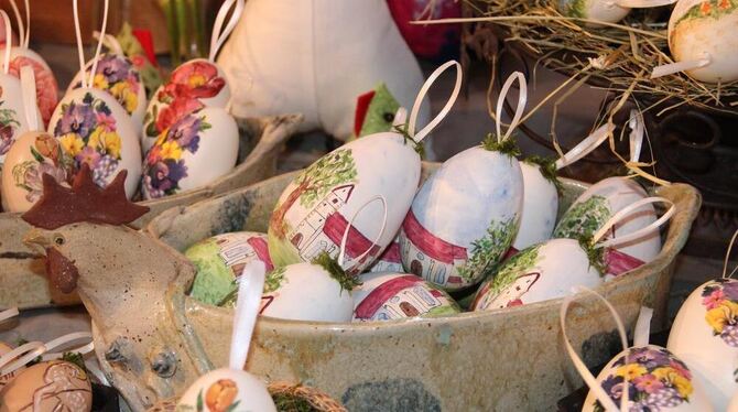 Ausgeblasen, abgeschliffen, bemalt, beschriftet und für den Dapfener Eiermarkt wunderschön dekoriert.