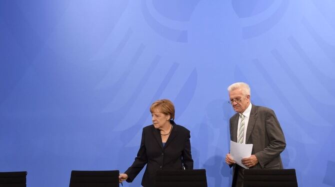 Bundeskanzlerin Angela Merkel (CDU, l) und der Ministerpräsident von Baden-Württemberg, Winfried Kretschmann (Bündnis 90/Die Grü