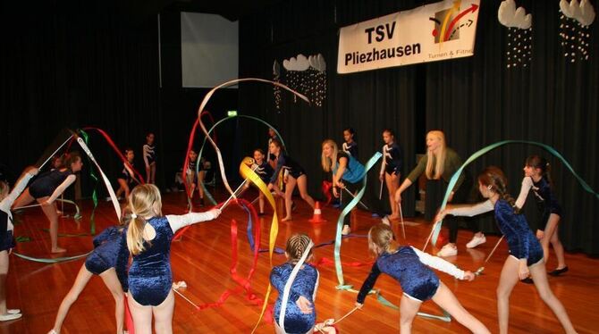 Bunte Gymnastikbänder schwirrten durch die Luft - spielerisch bewegt von den Jüngsten des Mädchenturnens. FOTO: PRIVAT