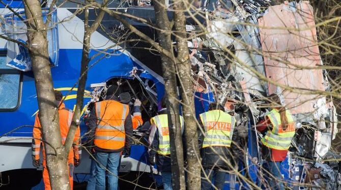 Zwei Züge waren ungebremst ineinander gerast, elf Menschen starben. Foto: Peter Kneffel
