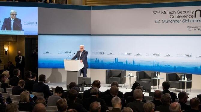 Bundesaußenminister Frank-Walter Steinmeier spricht bei der Sicherheitskonferenz in München. Foto: Sven Hoppe