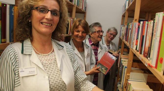 Betreuen die neue, erweiterte Patienten-Bibliothek auf dem Steinenberg: die Grünen Damen des Klinikums. FOTO: LEISTER