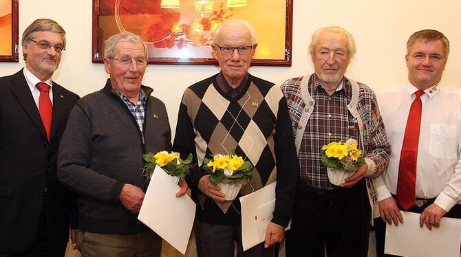 Theo Geiselhart, Konrad Duffner und Hans Rebstock (Bildmitte, von links) wurden von der Trochtelfinger Ortsvereins-Vorsitzenden