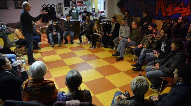 Jugendreferent Michael Löcke (stehend) moderierte die Begegnung von Eningern und den Asylbewerbern im Jugendhaus.  GEA-FOTO: BARAL