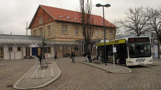 Ausgangspunkt für das Parkraum- und Mobilitätskonzept ist der Bahnhof mit seinem Vorplatz. GEA-FOTO: RUT