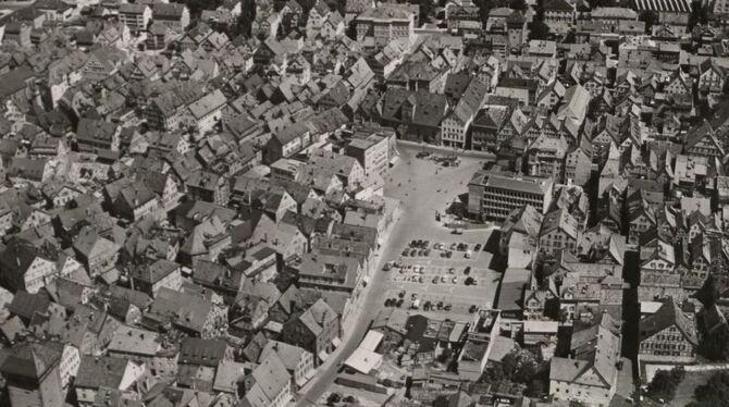 Aufnahme des Stadtzentrums vom 16. August 1954: der Marktplatz noch ohne neues Rathaus.  LUFTBILD: STADTARCHIV