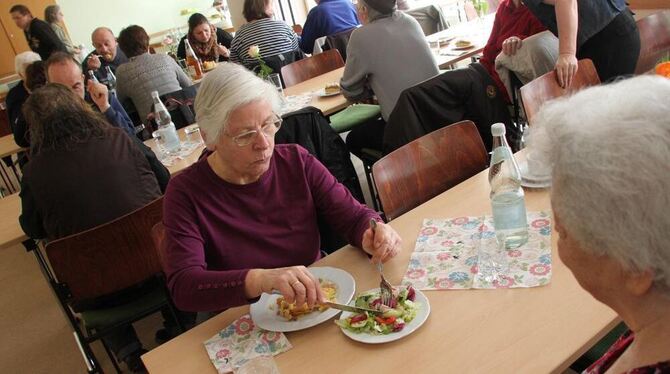 Einmal im Monat bieten Reutlingens Siebenten-Tags-Adventisten einen Gratis-Mittagstisch für Bedürftige an. FOTO: LEISTER