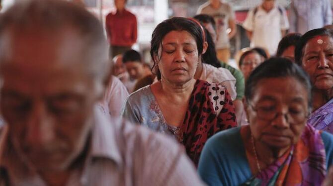 Gebet für die Opfer. In Nepal gedenken die Menschen der mehr als 8000 Erdbebenopfer der Katastrophe von vor einem Jahr. Foto:
