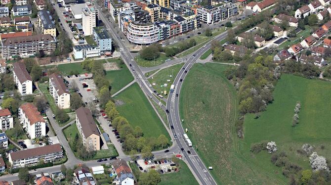 Hechinger Eck: Die freien Flächen links der Hechinger Straße (Mitte), die im Luftbild von Bäumen begrenzt werden, sollen mit dre