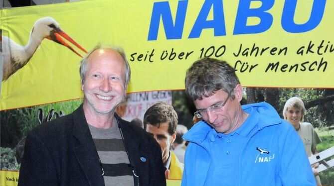 Nabu-Ehrennadel in Gold für Herbert Fuchs (links); Landesgeschäftsführer Uwe Prietzel überreichte die Auszeichnung im Vogelschut
