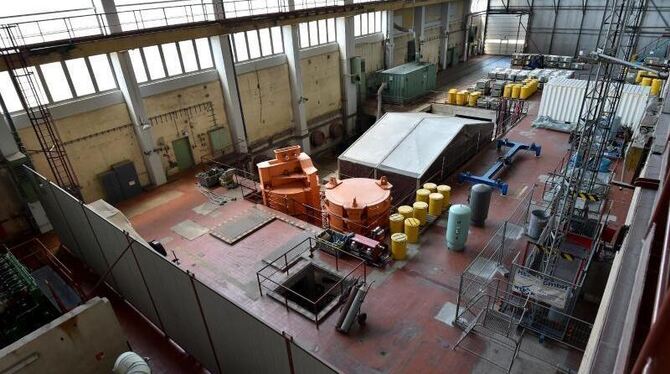 In der früheren Maschinenhalle des Kernkraftwerkes Rheinsberg lagern Abrissmaterialien. Foto: Bernd Settnik