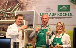 AOK-Kochshow in Metzingen: Den Wein gibt´s zwar von der Kasse immer noch nicht auf Rezept, wie (von links) Simon Tress beiläufig