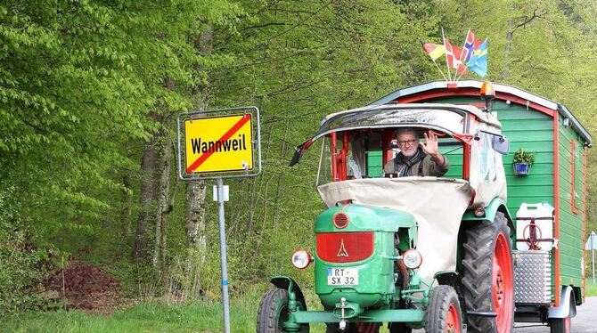 Der 66-jährige Klaus Schäfer aus Wannweil ist unterwegs gen Nordkap: mit seinem Deutz-Traktor und einem selbst gebauten Schäferw